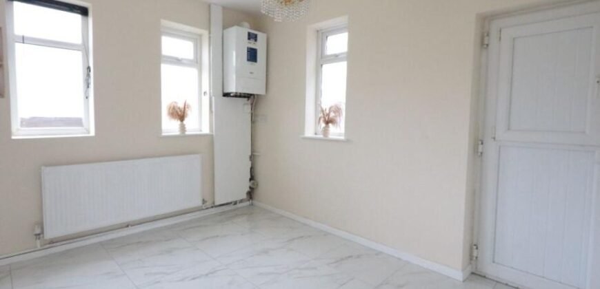 Lee Crescent, Stretford, M32